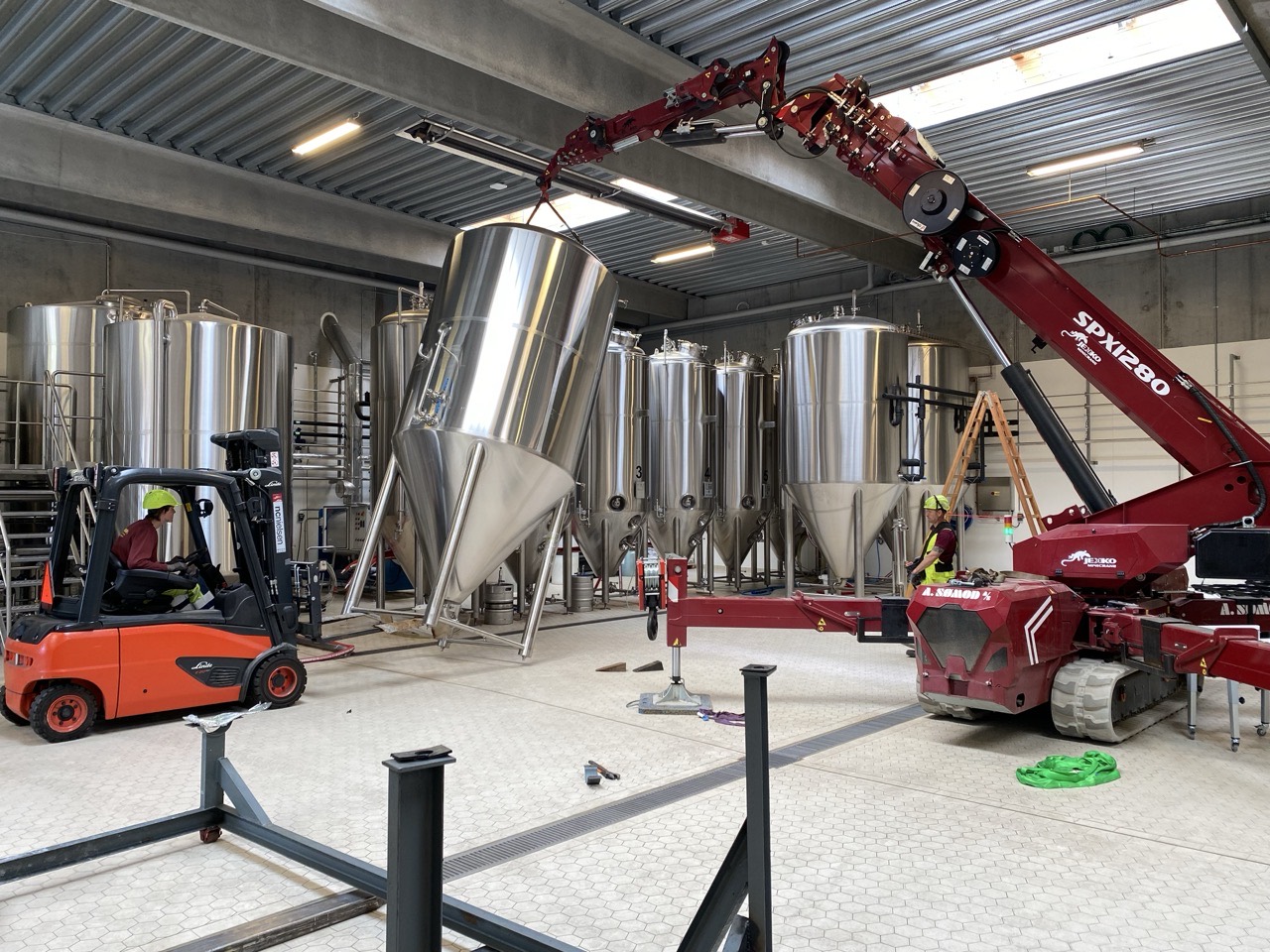 Montage mellem ståltanke i bryggeri