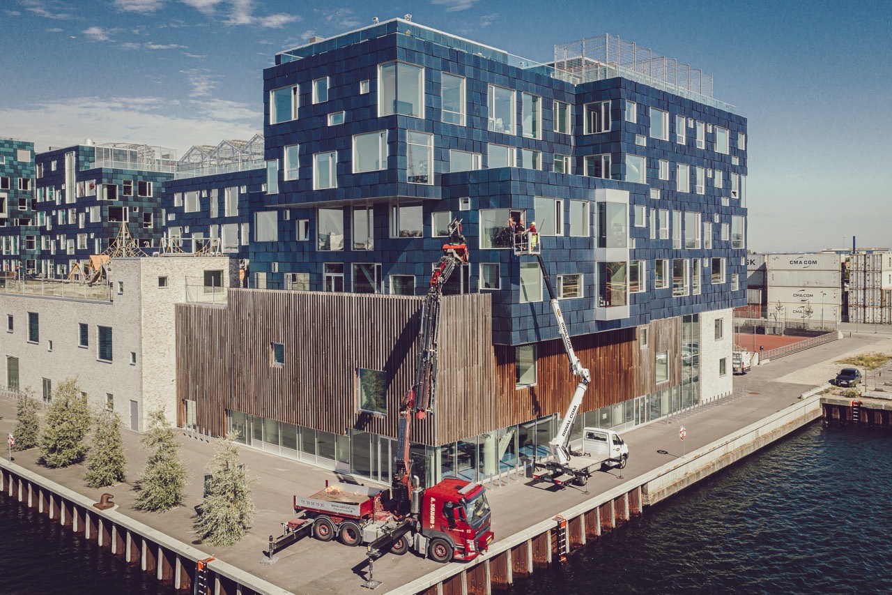 Store glaspartier til international skole ved vandet